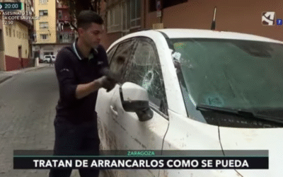 Se intentan arrancar los vehículos afectados por las lluvias torrenciales